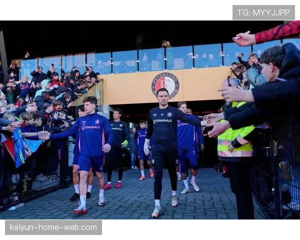 费耶诺德客战海伦芬 范佩西球队挑战客场防守稳定性